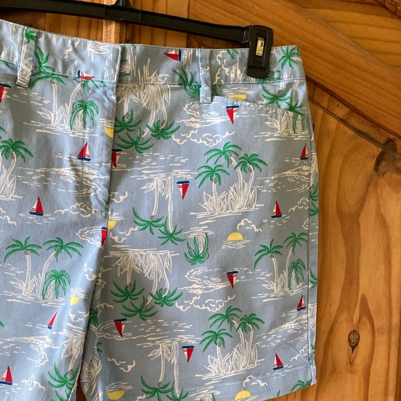 Women's Lands End Mid Rise blue green red sailboat ocean chino shorts size 12 - Picture 2 of 9